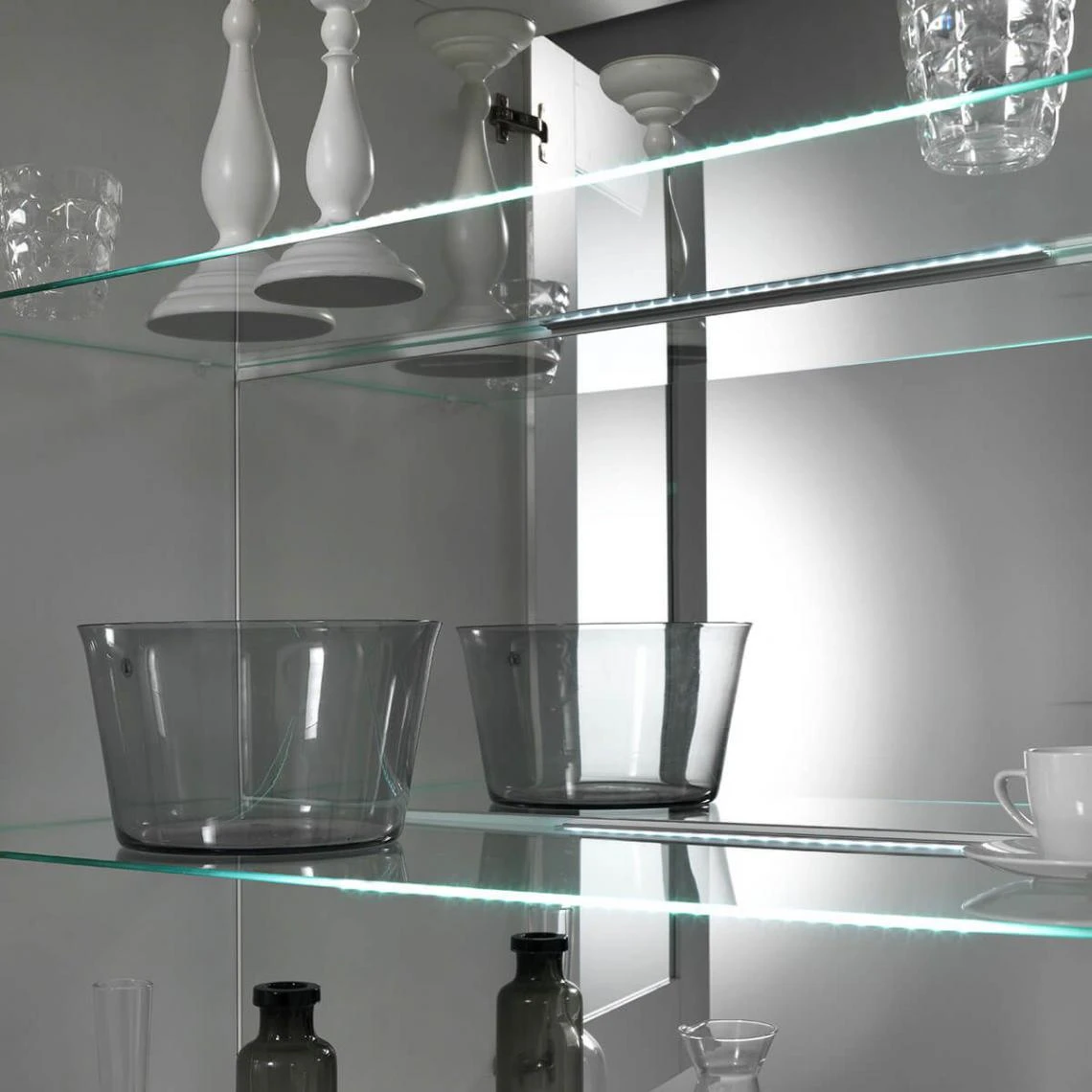 Altobuy COLUMBUS - Vitrine 4 Portes Laquée Brillant Blanc Et Noir 6 Altobuy COLUMBUS - Vitrine 4 Portes Laquée Brillant Blanc Et Noir – Image 4